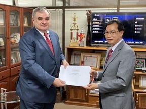 Russian ambassador to Laos Mr. Vladimir Kalinin presented copies of Credentials Russian ambassador to Laos Mr. Vladimir Kalinin presented copies of Credentials